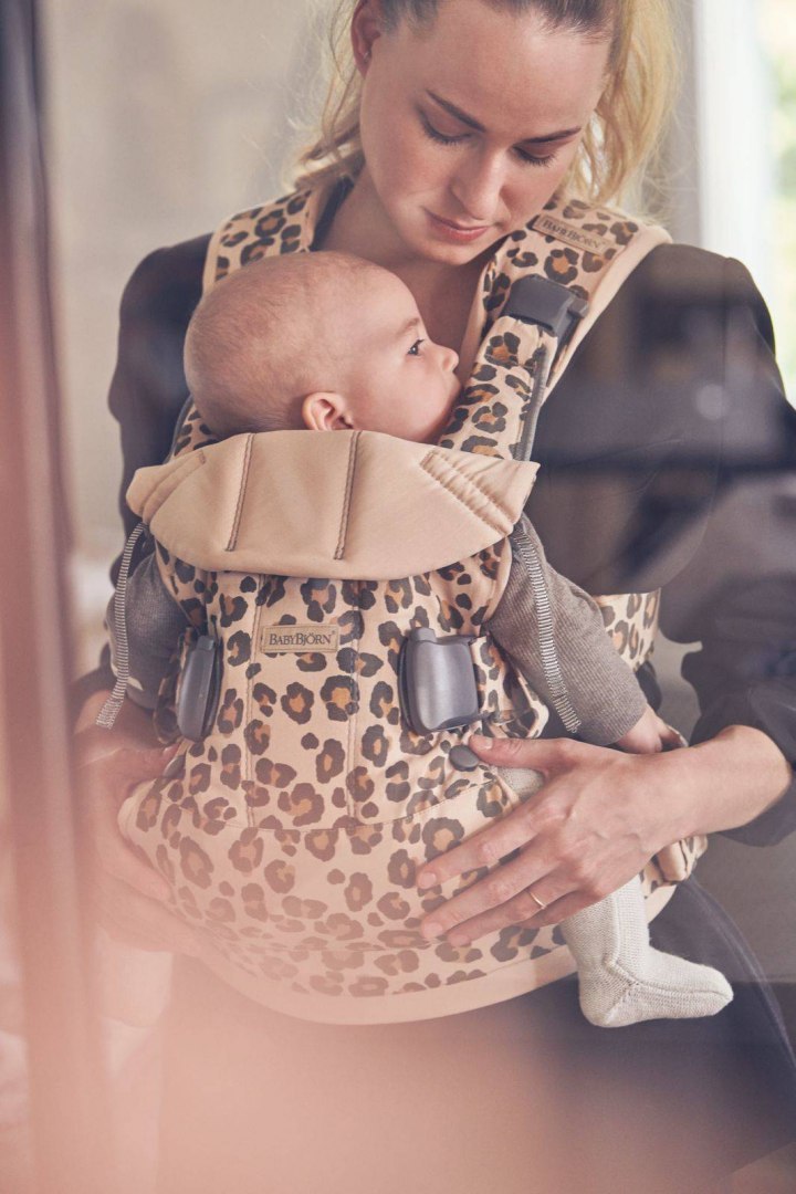 BABYBJORN ONE - nosidełko, Beż/Leopard