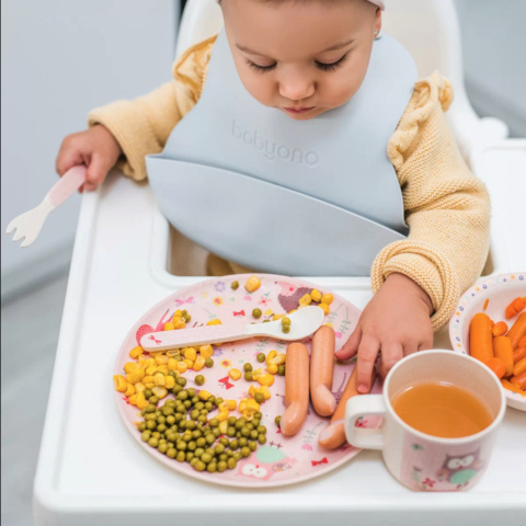 BABYONO Miękki śliniak z kieszonką i regulowanym zapięciem - granatowy