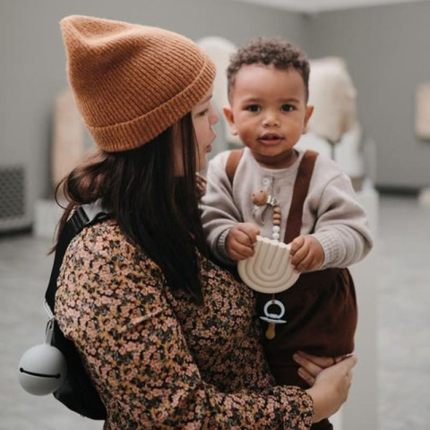 Mushie Etui na smoczek do wózka Kula Ball - Stone