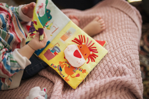 LILLIPUTIENS Książeczka z mini-pacynką wielofunkcyjna Królik dentysta 6 m+