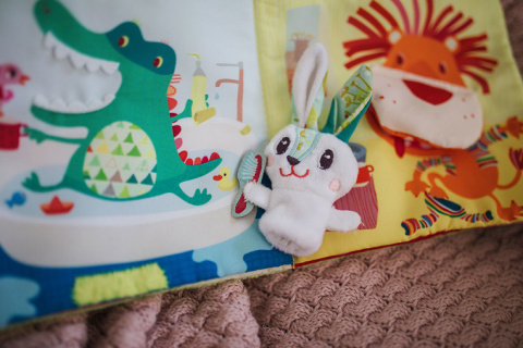 LILLIPUTIENS Książeczka z mini-pacynką wielofunkcyjna Królik dentysta 6 m+