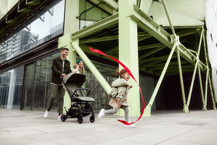 Easywalker Miley² Kompaktowy wózek spacerowy z torbą transportową Marble Grey