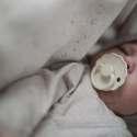 FRIGG Smoczek 6-18m Daisy Kauczuk Sandstone - Rozmiar 2