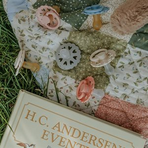 FRIGG Smoczek 6-18m Fairytale X H.C. Andersen Nowe szaty Króla Kauczuk - rozmiar 2