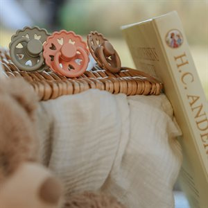 FRIGG Smoczek 6-18m Fairytale X H.C. Andersen Nowe szaty Króla Kauczuk - rozmiar 2