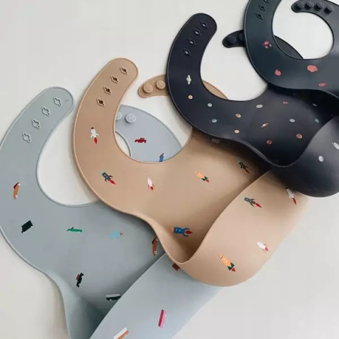 Mushie Śliniak Silikonowy z kieszonką Rocket