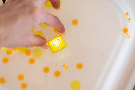 Glo Pals Kostki sensoryczne świecące w wodzie Alex | kolor żółty