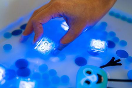 Glo Pals Kostki sensoryczne świecące w wodzie Blair | kolor turkusowy