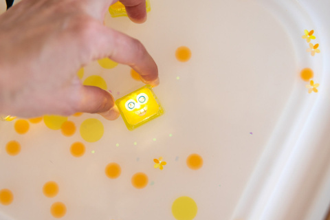 Glo Pals Postać do kąpieli Alex - zestaw z dwiema kostkami sensorycznymi świecącymi w wodzie