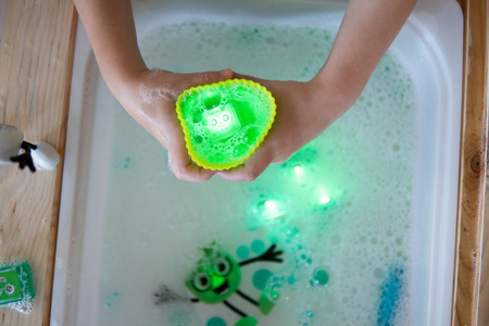 Glo Pals Postać do kąpieli Pippa - zestaw z dwiema kostkami sensorycznymi świecącymi w wodzie