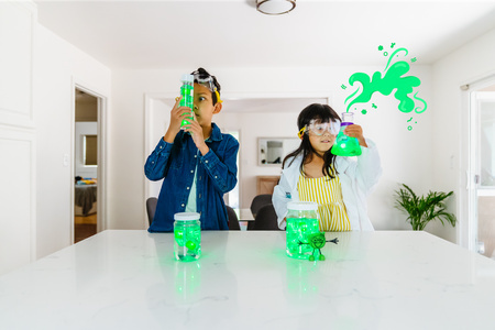 Glo Pals Postać do kąpieli Pippa - zestaw z dwiema kostkami sensorycznymi świecącymi w wodzie