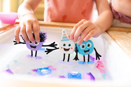 Glo Pals Postać do kąpieli Blair - zestaw z dwiema kostkami sensorycznymi świecącymi w wodzie