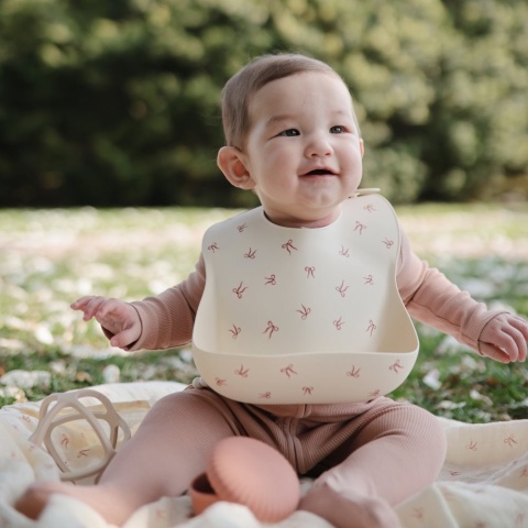 Mushie Śliniak Silikonowy z kieszonką - Kokardki