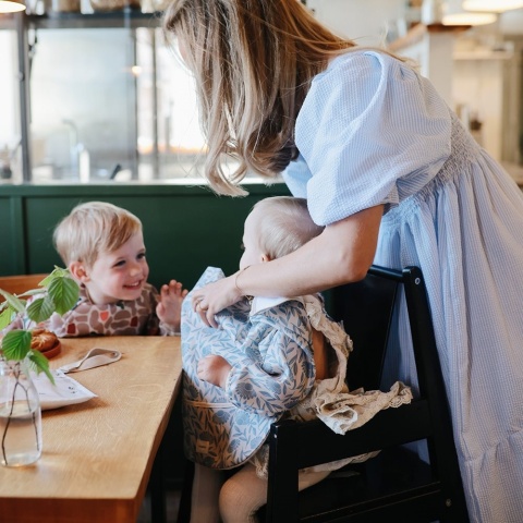 Mushie Śliniak z Długim Rękawem - Blue Flowers